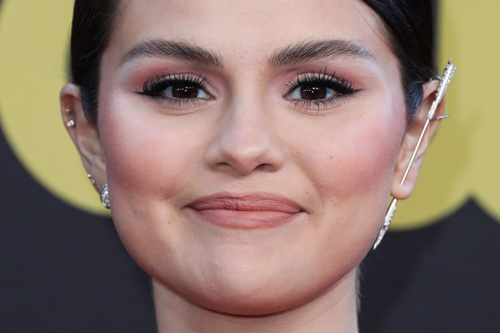 selena gomez eyes
