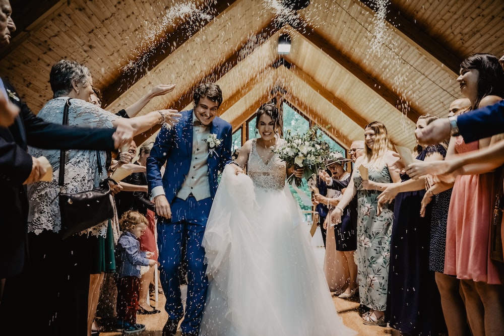 10 Wedding Songs to Play At a Wedding