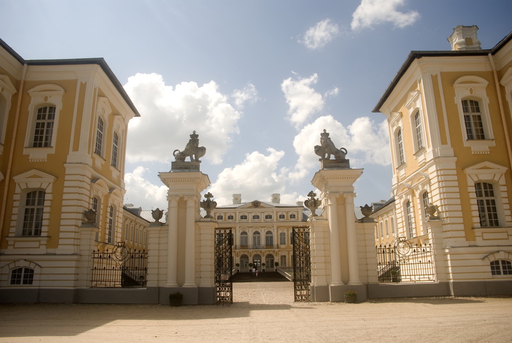 Grand Entrances and Driveways for Luxury Estates