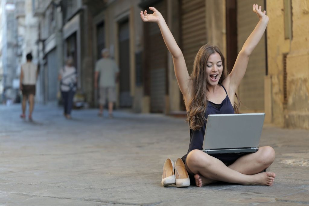 What Are the Key Benefits of Becoming a Digital Nomad in 2024